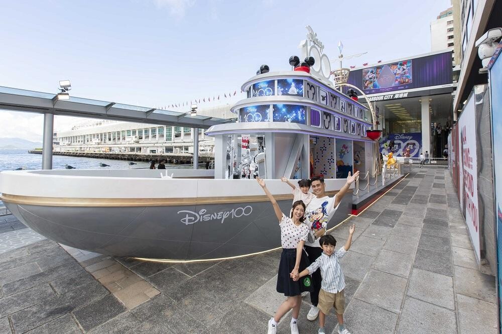 海港城與LCX以歷險為題，帶來《Disney 100: Travel Together with Harbour City & LCX》，從海陸空到不同時空之間旅遊，穿越時空探索迪士尼的百年魅力！